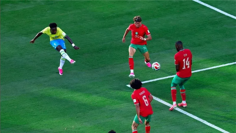 إشادة بالمغرب وانتقادات للبرازيل.. كيف علقت الصحف العالمية على قمة كأس العالم؟