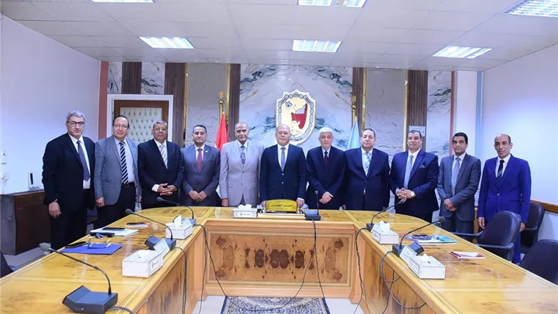 لجنة اختيار عميد كلية الزراعة بجامعة سوهاج تجري المقابلات الشخصية للمرشحين 