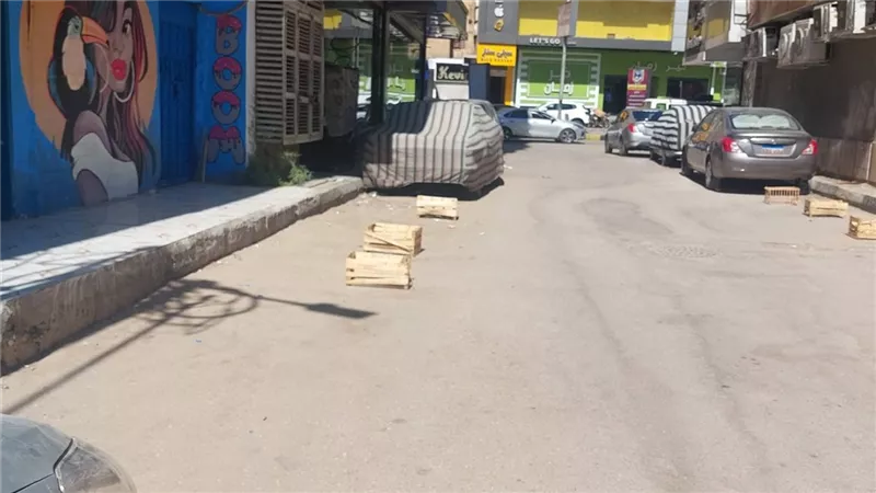 الشارع مش ملكك.. الطوب والجراكن والبنرات تحاصر شوارع الأقصر وتحجز أماكن الركن