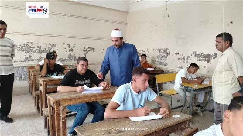 «الاجتهاد طريق التفوق».. رسالة من داخل لجان الأزهر بالمنيا تشعل تفاعل الطلاب