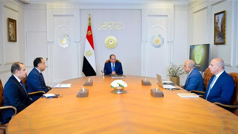 الرئيس السيسي يجتمع بمدبولي ووزير الكهرباء لمتابعة مشروعات دعم الشبكة القومية