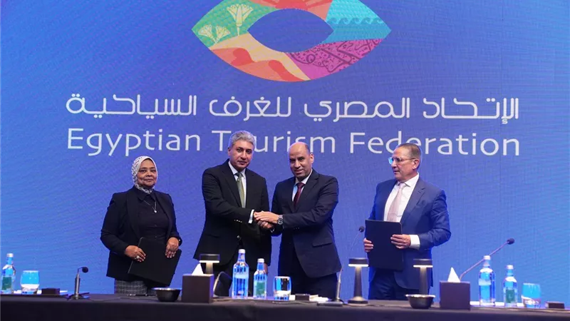 السياحة والعمل يطلقان مبادرة لتيسير تراخيص الأجانب بالمنشآت السياحية