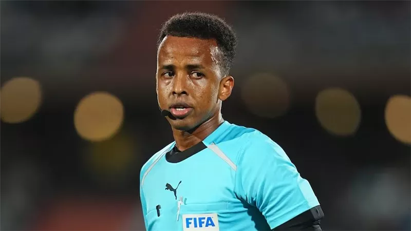 بعد منعه من المشاركة بكأس العالم.. الفيفا يصالح الحكم الصومالي عمر أرتان 