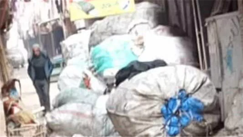 اهالى عزبة عثمان بشبرا الخيمة: القمامة تغلق الشوارع والكلاب الضالة تهددنا