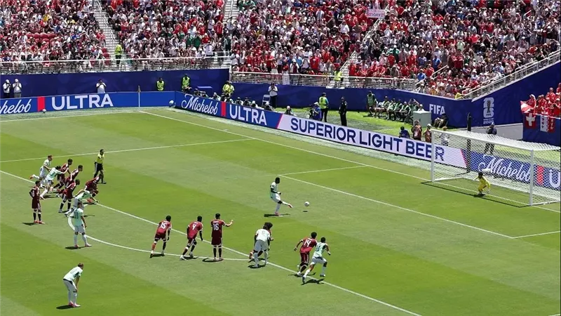 فيفا يبرر الجدل التحكيمي في مباراة قطر وسويسرا: عطل فني أخفى لقطات التسلل