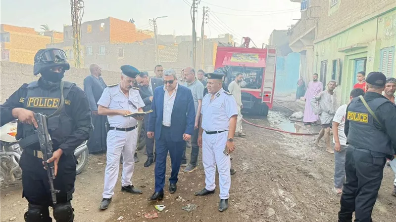 مدير أمن أسيوط يتفقد حريق منازل قرية 