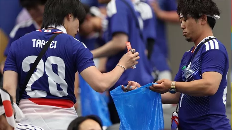 سلوك حضاري يخطف الأنظار في كأس العالم.. جماهير اليابان تنظف المدرجات