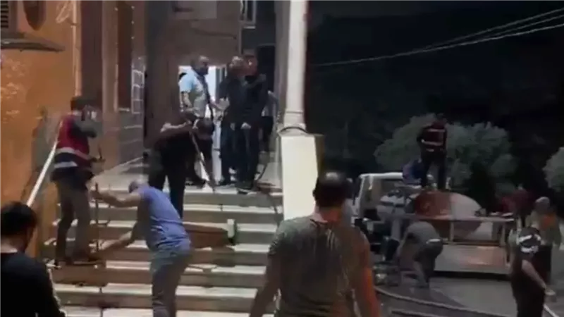 مستوطنون إسرائيليون يحرقون مسجد النور في شرق رام الله بالضفة الغربية |فيديو