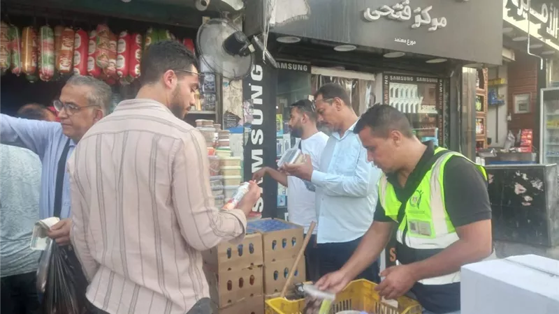 حملة مكبرةبحي الأربعين لغلق وتشميع المنشآت غير المرخصة 