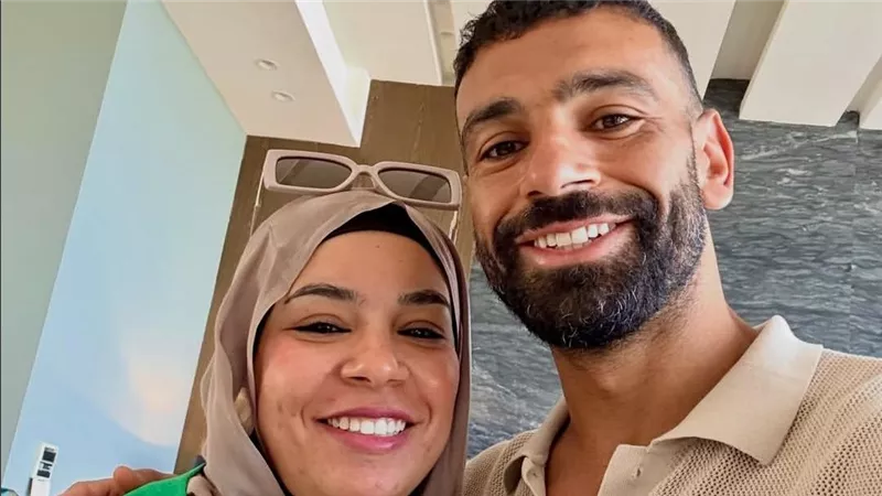 بصور عفوية مع الملك.. رباب صلاح تعايد شقيقها على طريقتها الخاصة 