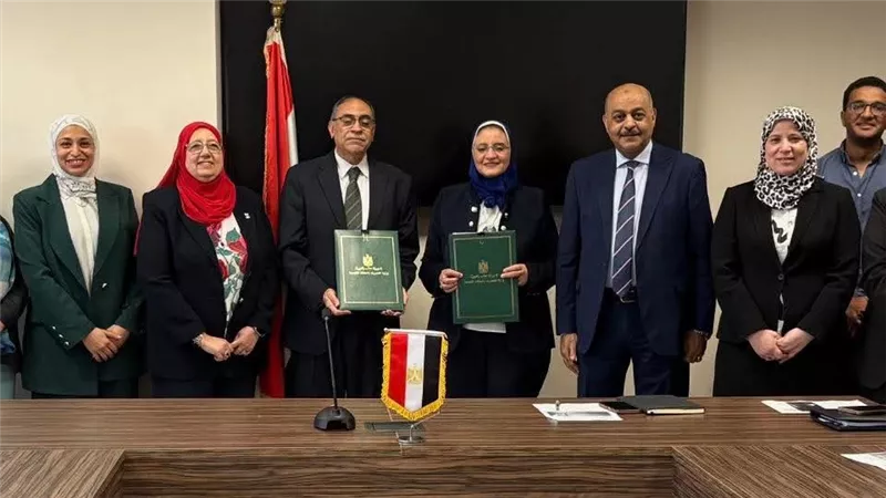 «نقل الكهرباء» توقع عقدا لتدعيم الشبكة القومية وربط محطة محولات قبالة بالشبكة 