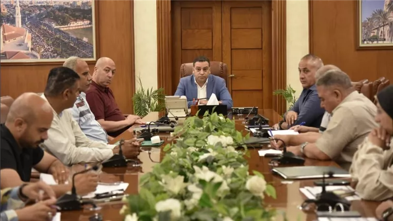 اجتماعًا موسعًا مع رؤساء أحياء بورسعيد لمتابعة الموقف التنفيذي لعدد من الملفات