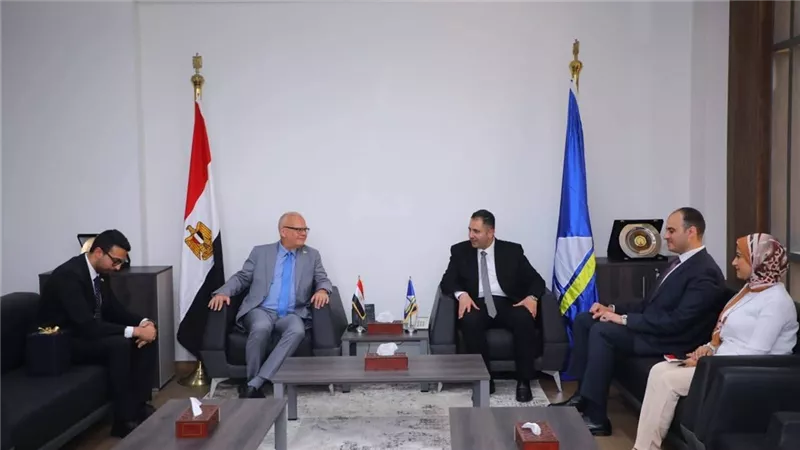 محافظ دمياط يبحث مع السفير السويدي فرص التعاون والاستثمار المشترك