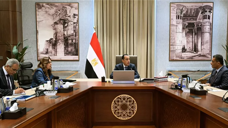 رئيس الوزراء يستعرض الموقف التنفيذي للمشروعات الخدمية والتنموية بالبحر الأحمر