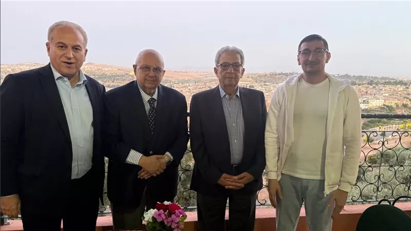 عمرو موسى يعود إلى القاهرة بعد مشاركته في قمة فاس للكرامة الإنسانية بالمغرب