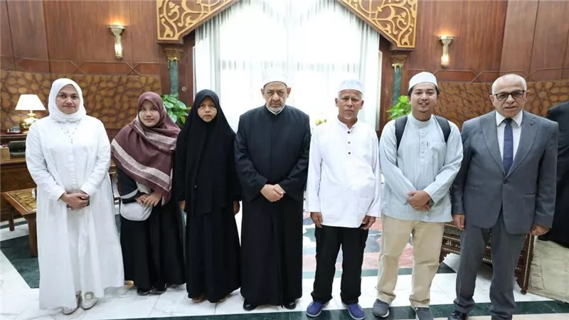 عالم أزهري: الإمام الطيب يضرب أروع الأمثلة لرعاية الطلاب الوافدين