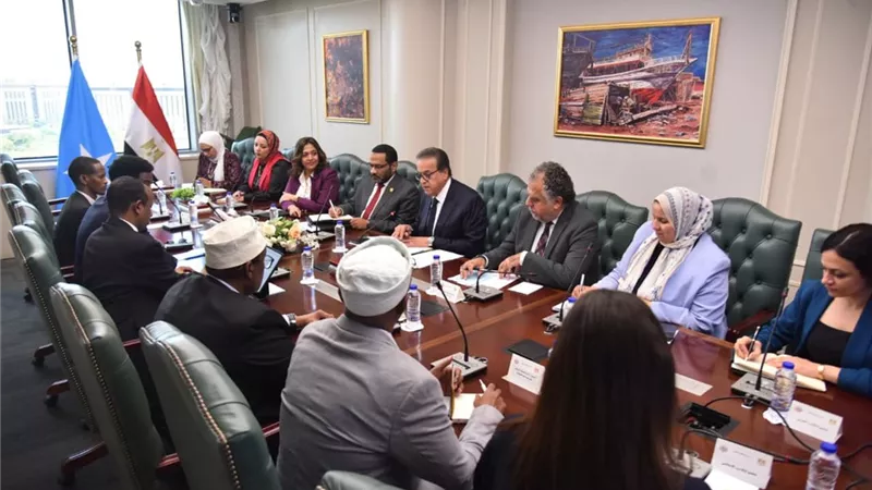 وزير الصحة يبحث مع نظيره الصومالي تعزيز التعاون الثنائي وتبادل الخبرات