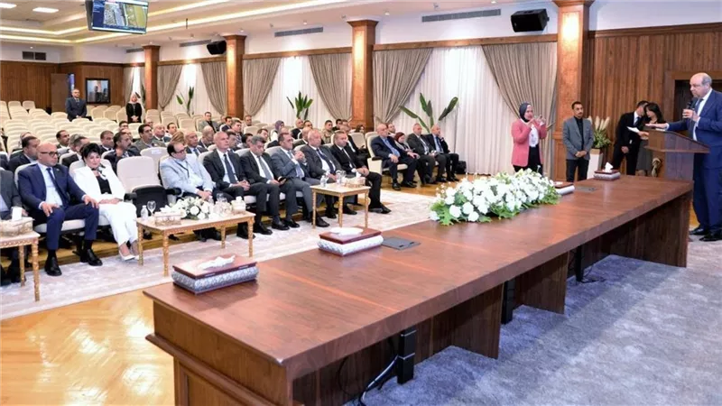 وفد من النواب والشيوخ يتفقد مشروعات التطوير والتحديث بوزارة الطيران المدني