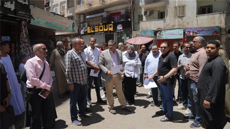 محافظ قنا يتفقد مشروعات الرصف وتطوير الخدمات بـ 