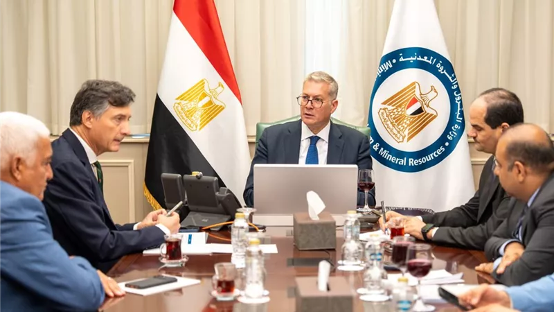 وزير البترول يبحث مع إيني الإيطالية خطط زيادة انتاج الغاز وحفر آبار جديدة