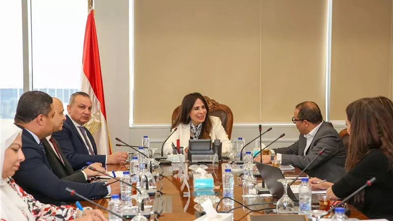 وزيرة الإسكان تبحث مقترح إنشاء مشروع “أوت ليت” تجاري بنطاق القاهرة
