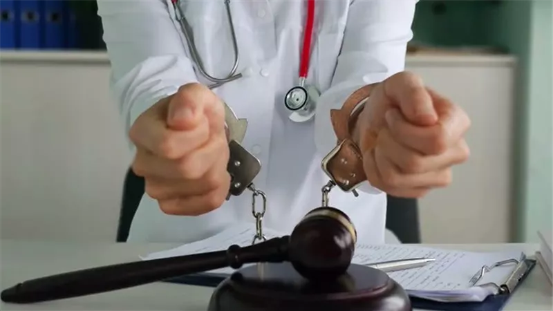 توقيف طبيبة بولندية بعد العثور على رفات عشرات الأجنة في حديقة منزلها