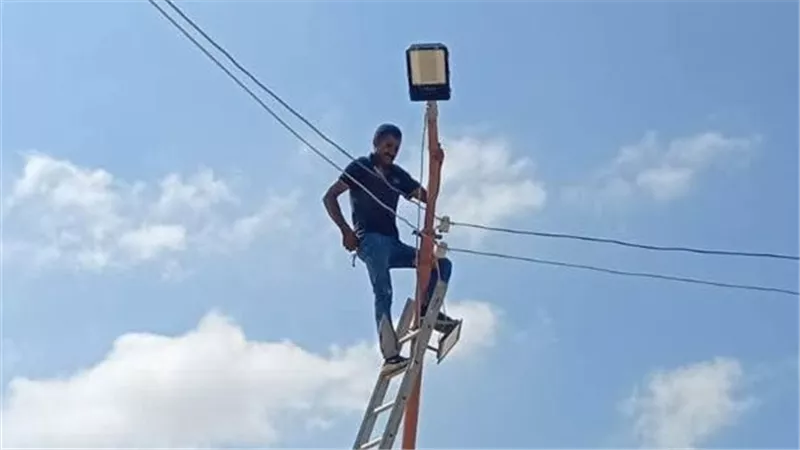 رفع كفاءة الإنارة بمقابر كبريت ضمن جهود حي الجناين لتحسين الخدمات بالسويس