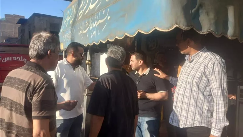 حي الأربعين بالسويس.. حملات تفتيش على محال غير مرخصة وتوجيه أصحابها للتقنين 