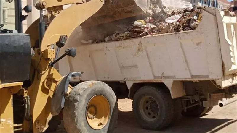 حي فيصل يواصل حملات النظافة المكثفة ورفع المخلفات بالشوارع في الفترة الصباحية