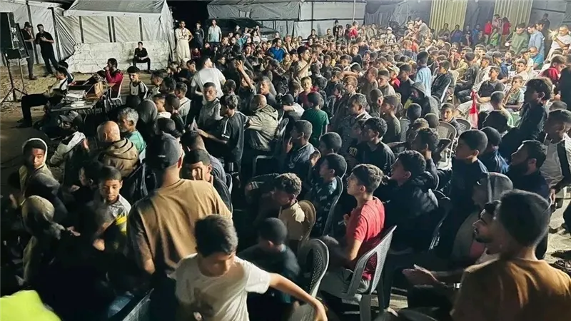 من بين الركام إلى المدرجات الافتراضية.. أهالي غزة يشجعون مصر