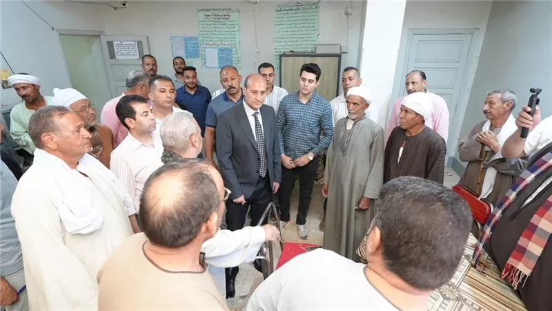 محافظ أسيوط يفاجئ الجمعية الزراعية بقرية موشا للتأكد من وصول الأسمدة لمستحقيها