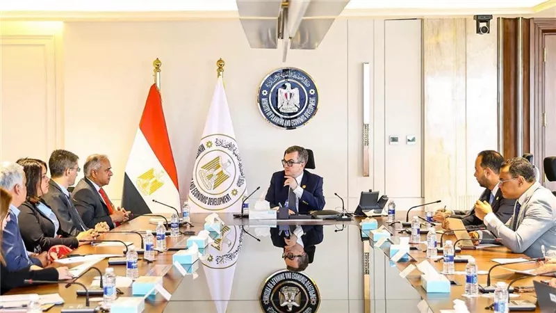 التخطيط والبنك الدولي يبحثان تطوير السياسات الاقتصادية القائمة على البيانات
