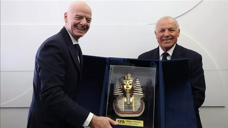 أبو ريدة يهدي إنفانتينو تمثال توت عنخ آمون وقميص منتخب مصر