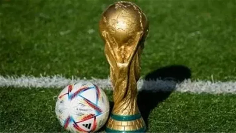 قبل مواجهة بلجيكا.. تيشيرت المنتخب المصري يوحد نجوم الإعلام على الهواء
