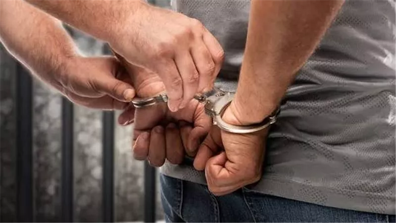 ترحيل بلوجر أمريكي وصديقته بعد واقعة داخل وادي الملوك بالأقصر