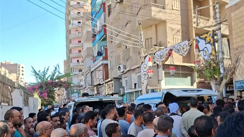 وسط بكاء الأسرة والأصدقاء.. تشيع جثامين 4 من أسرة واحدة بسوهاج 