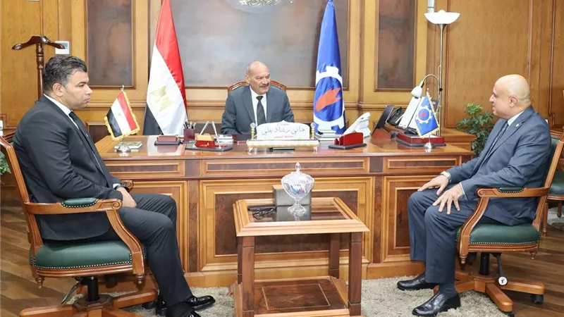 تنسيق مشترك بين السويس لتصنيع البترول والمحافظة لتعزيز الخدمات والتنمية