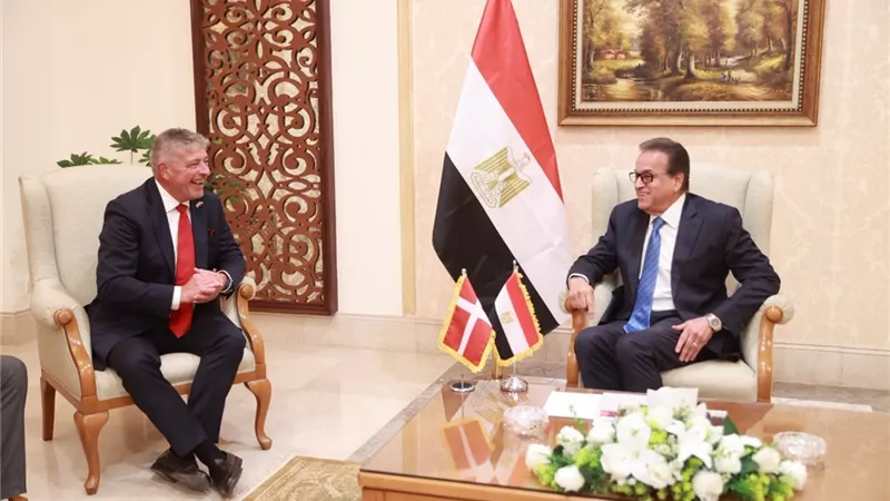 خالد عبدالغفار وسفير الدنمارك يناقشان تطوير الشراكة الصحية بين البلدين