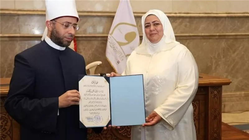 وزير الأوقاف يكرم السيدة وفاء أبو سنة تقديرا لعطائها في خدمة القرآن