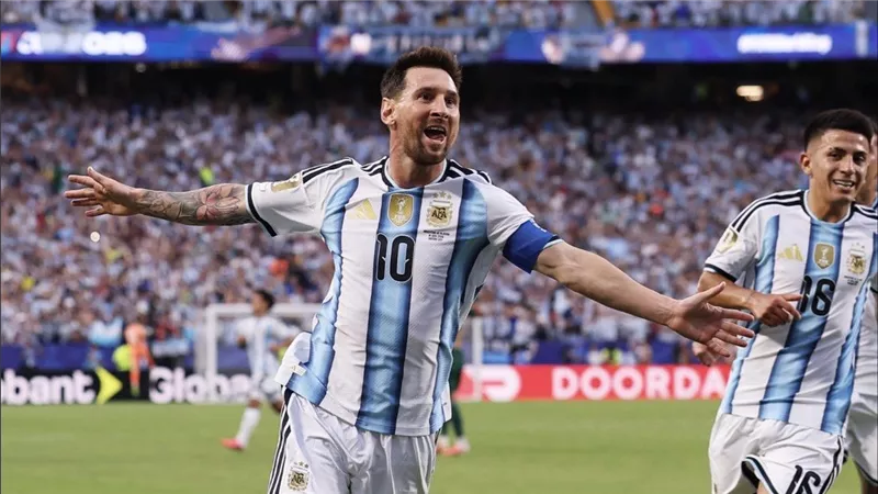 إنفانتينو يحتفي بإنجاز ميسي التاريخي بعد تألقه أمام الجزائر في مونديال 2026