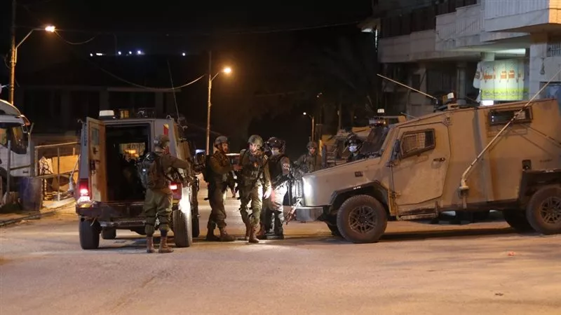 قوات الاحتلال تعتقل 30 فلسطينيا وتواصل حملات المداهمة في الضفة الغربية
