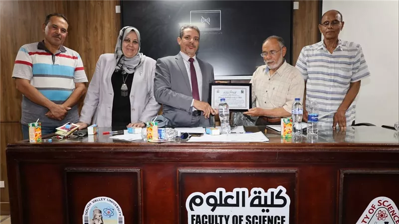 كلية العلوم بجامعة قنا تكرم أسر العاملين والموظفين المتوفين أثناء الخدمة