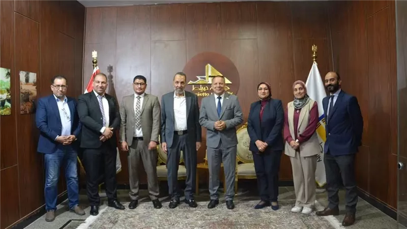 جامعة دمياط وغرفة صناعة الأخشاب يبحثان التعاون لربط البحث العلمي بالصناعة