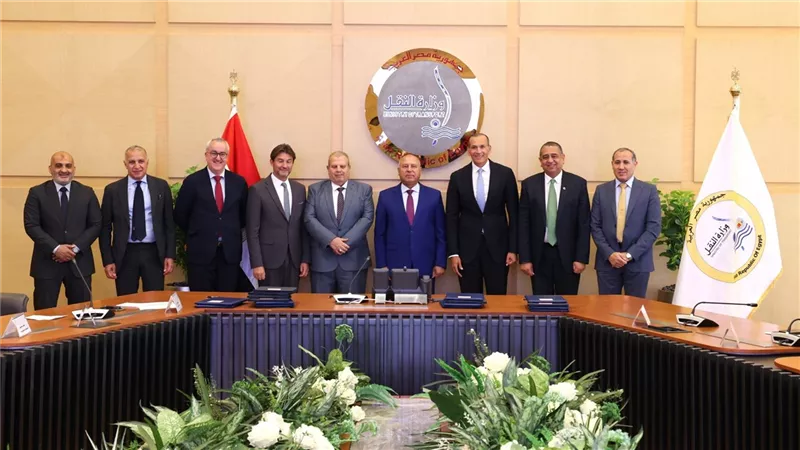 وزير النقل يشهد توقيع عقود لتطوير خطوط السكك الحديدية ونظم الإشارات