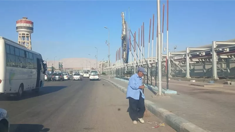 تكثيف أعمال النظافة الصباحية لرفع المخلفات بمنطقتي الكبانون والأدبية بالسويس