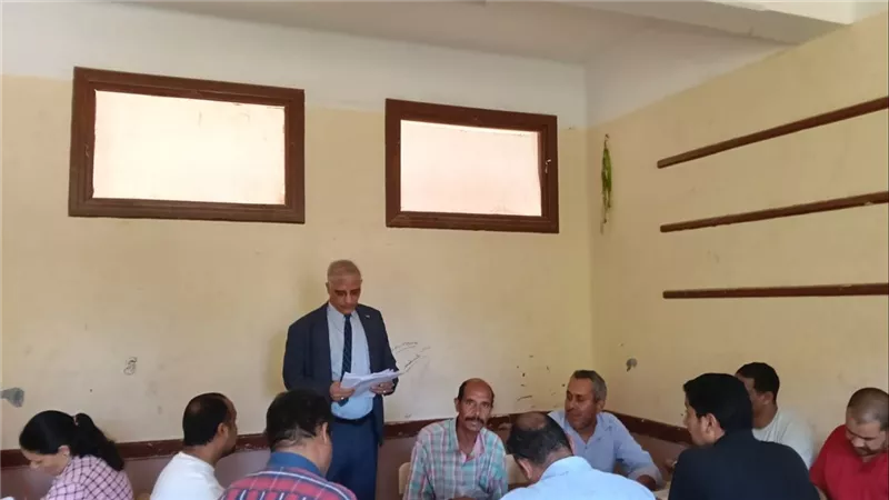 وكيل وزارة تعليم قنا يشدد على منع اصطحاب الهواتف إلي لجان تصحيح الإعدادية 