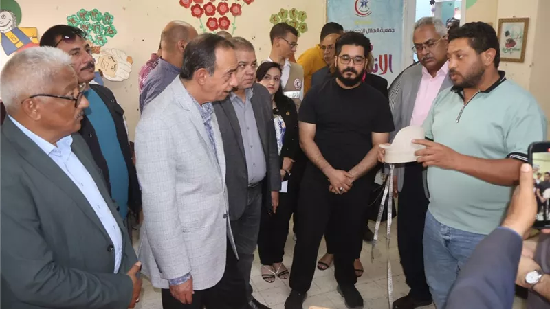 محافظ سوهاج يتفقد قافلة تركيب الأطراف الصناعية بالمجان بمستشفى الهلال الأحمر