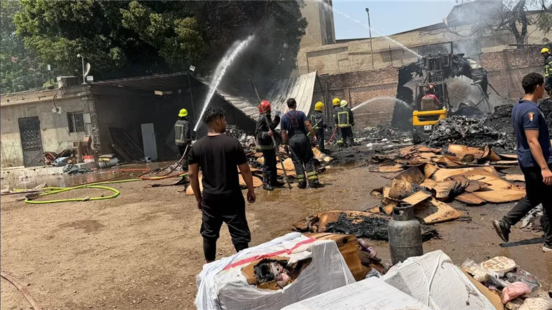 إخماد حريق التهم مخلفات داخل مخزن بالمقطم في القاهرة