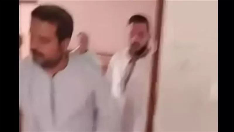 بالفيديو.. حبس طالب داخل مدرسة بالخصوص بسبب مطالبة بمعرفة درجاته              