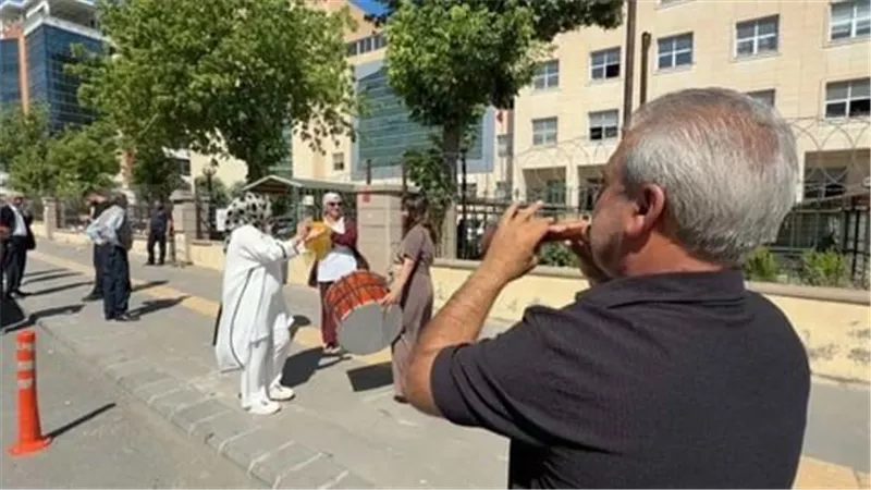 بعد زواج ربع قرن.. سيدة تنظم حفل طلاق صاخب أمام محكمة تركية 